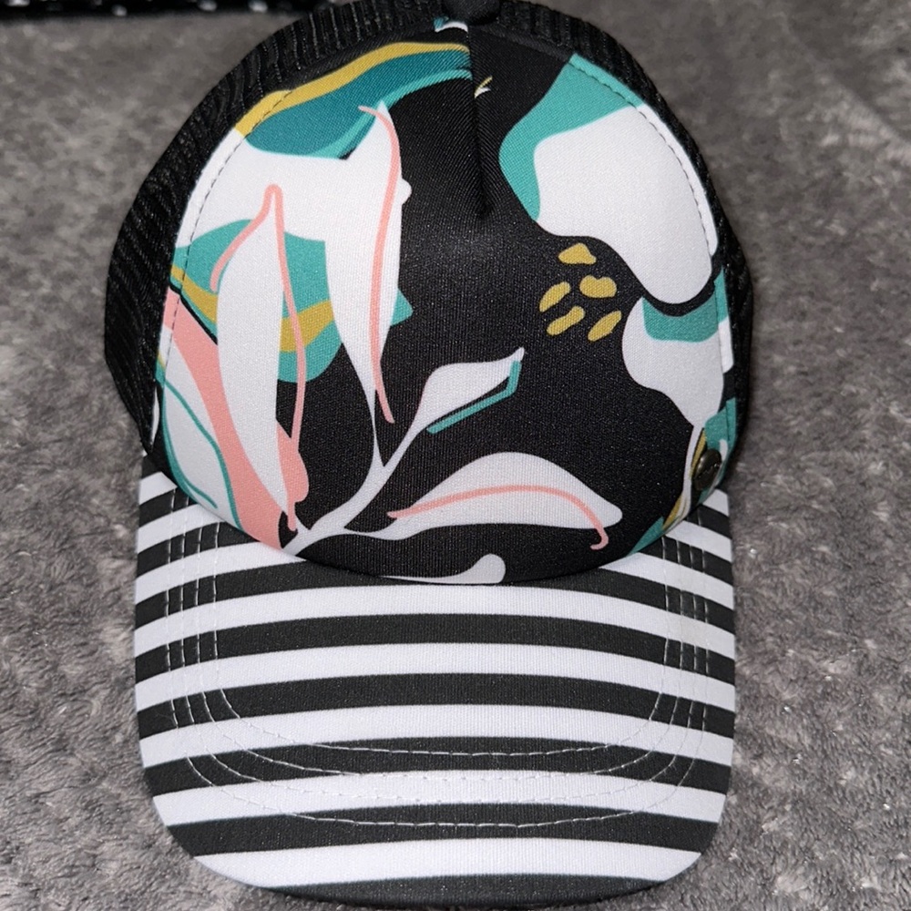 NEW! Roxy Trucker Hat - Picture 2 of 5